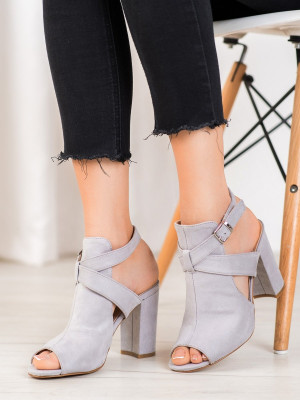 Moderní dámské šedo-stříbrné  sandály na širokém podpatku