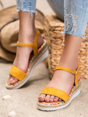 Designové zlaté  sandály dámské na klínku