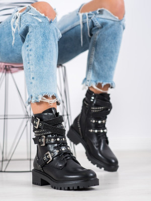 Pohodlné černé dámské  kotníčkové boty na plochém podpatku
