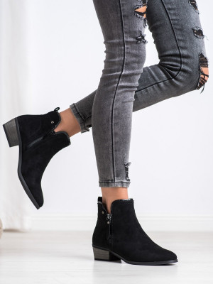 Trendy černé dámské  kotníčkové boty na širokém podpatku