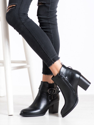 Moderní  kotníčkové boty černé dámské na širokém podpatku