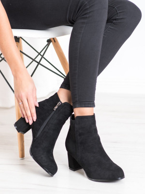 Klasické černé  kotníčkové boty dámské na širokém podpatku