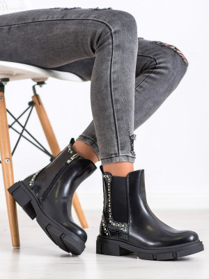Pěkné dámské černé  kotníčkové boty na plochém podpatku