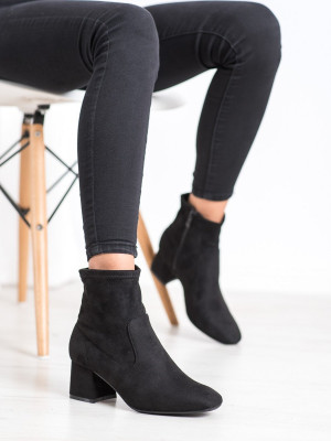 Pěkné dámské černé  kotníčkové boty na širokém podpatku
