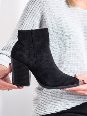 Výborné černé dámské  kotníčkové boty na širokém podpatku
