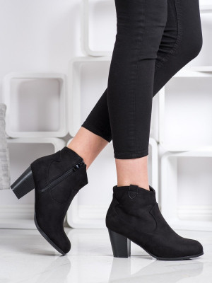 Pohodlné dámské černé  kotníčkové boty na širokém podpatku