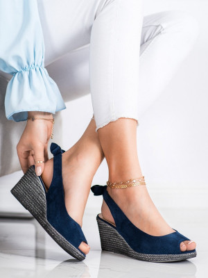 Moderní dámské modré  sandály na klínku
