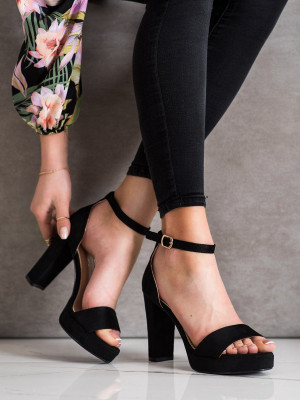 Zajímavé černé  sandály dámské na širokém podpatku