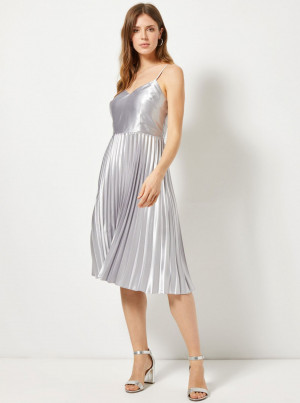 Plisované šaty ve stříbrné barvě Dorothy Perkins -