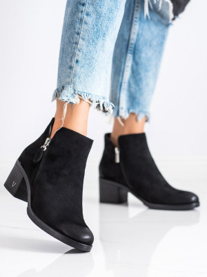Pěkné  kotníčkové boty černé dámské na širokém podpatku