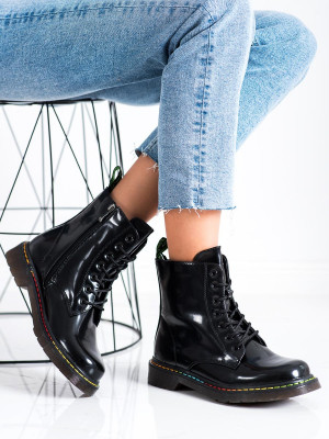 Moderní černé dámské  kotníčkové boty na plochém podpatku