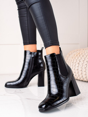 Výborné dámské černé  kotníčkové boty na širokém podpatku