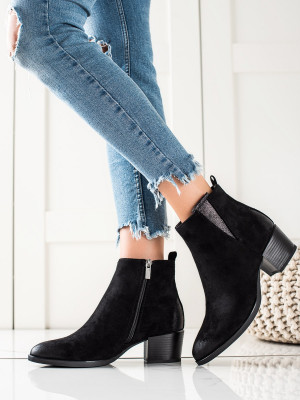Jedinečné černé dámské  kotníčkové boty na širokém podpatku