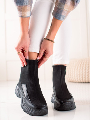 Praktické dámské  kotníčkové boty černé bez podpatku