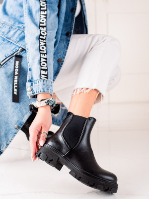 Praktické černé dámské  kotníčkové boty na plochém podpatku