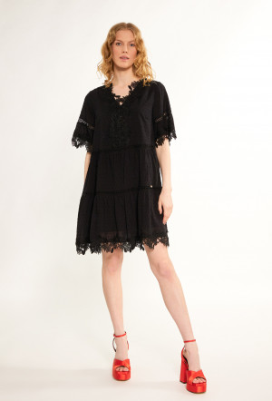 Monnari Mini šaty Krátké šaty s ležérním střihem Černá barva