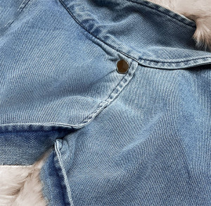 Světle modro/béžová dámská džínová bunda s kožešinovým límcem (BR9585-50046) modrá XS (34)
