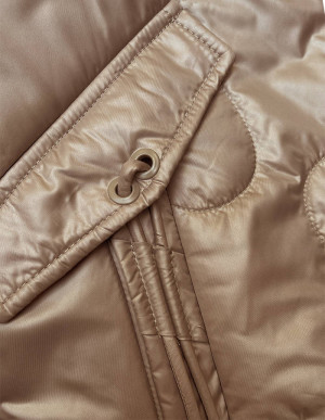 Krátká dámská prošívaná bunda v karamelové barvě (B8185-101) hnědá S (36)