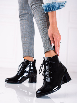 Praktické černé dámské  kotníčkové boty na širokém podpatku